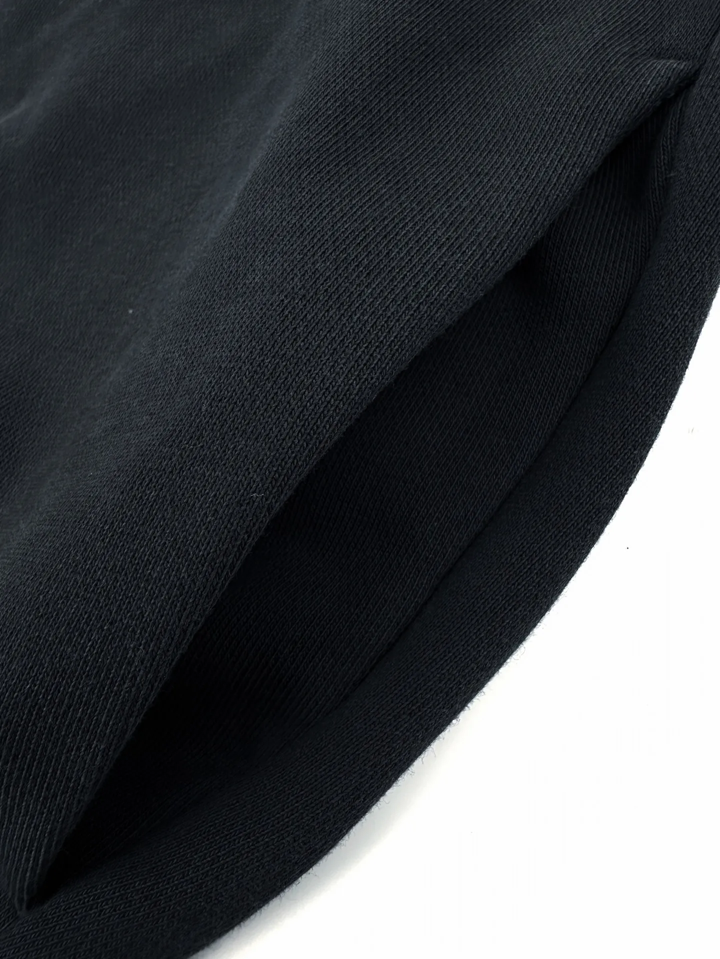 Acne Studios spray-painted distressed logo baseball collar jacket, custom-ordered soft velvet fleece cotton, crisp and smooth, skin-friendly and soft, velvet as dark as ink in foggy night, matte matte surface with warm and luxurious light, showing high-end restrained texture. Classic baseball collar zipper jacket has a neat and noble silhouette. Dropped shoulders are cut for stretch and casualness. Close-woven ribbing shows craftsmanship details. Acne Studios logo printing on chest. The brand heritage is engraved with Retro sports aesthetics. It is unassuming but highly recognizable. It is a subtle blend of Nordic minimalist style and Retro sports style. It is low-key and elegant with its own aura. Process 1: Adopt glue printing process. The chest printing has been modified three times by the film screen. Use glue liquid paint to print the pattern on the fabric. Bake the fabric to fix the printed pattern. Process 2: Gradient distressed spray-on process. Spray dyes of different colors on the surface of the fabric. Realize that the clothes will show rich color changes under different lights and increase the visual layering. Process 3: Many parts of the body are worn by pure manual regular positioning. Manual brush marks add texture and depth to the surface of the clothing to imitate the texture of natural wear. Process 4: The fabrics have been fermented and washed to have a better hand feel. Not easy to deform, not easy to shrink, not easy to fade, and maintain long-term beauty. Accessories: Customized 1:1 Acne zipper Customized 1:1 Acne trademark Fit: Loose fit Size: S M L XL Style: CC